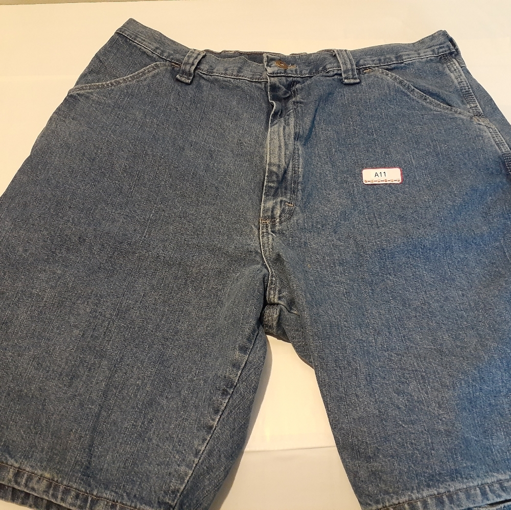 Wrangler Men's jean shorts. Size 36.
